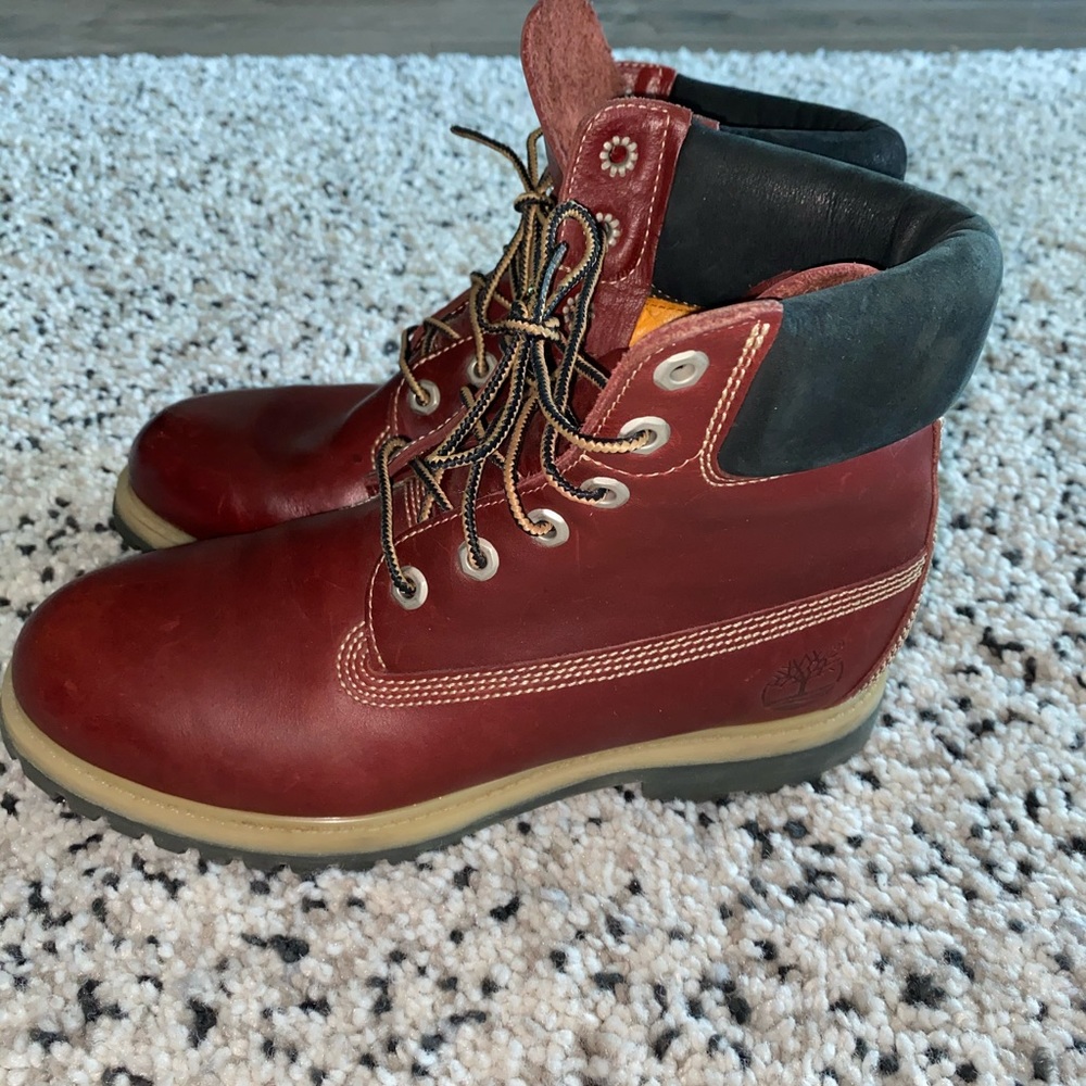 Burgundy Women timberland classic boots size 7